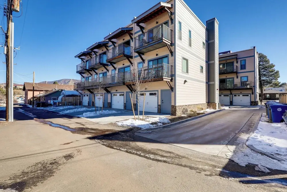 Flagstaff Townhome Near Downtown w/ Mountain Views