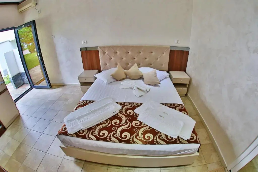 Superior Double Basement room with garden view (full double bed)