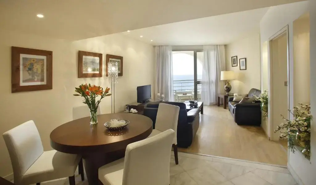 The Golden Coast Beach Hotel - Chambres