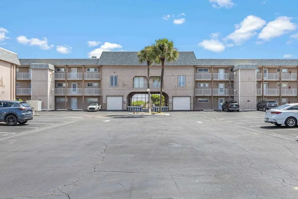 The Diplomat- 2 Bed Condo-3 Minute Walk to Beach!