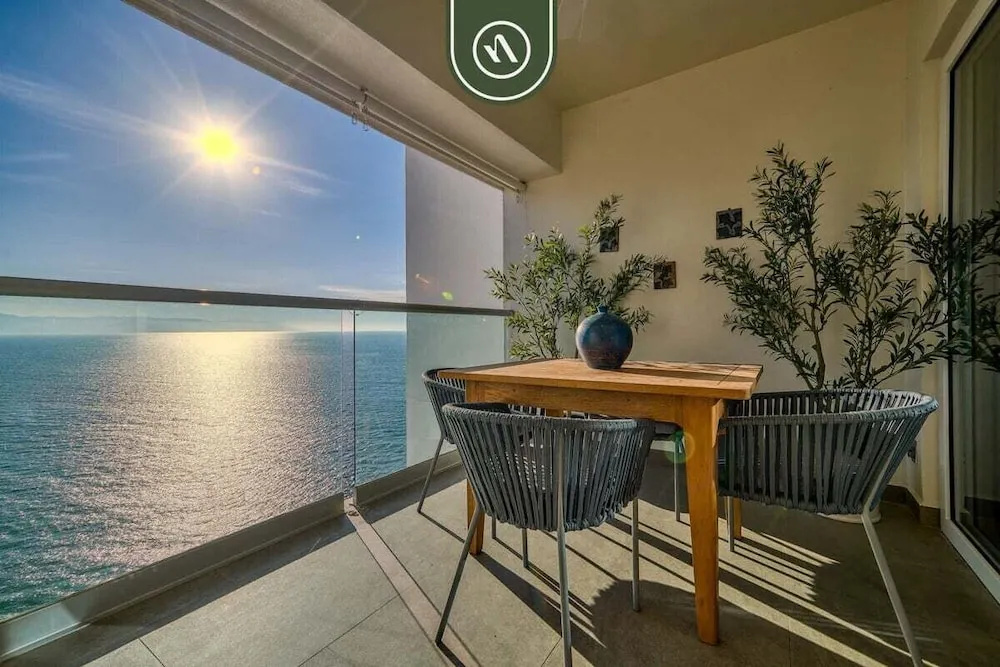 Amazing Oceanfront 1BR Condo - Rooftop Pool