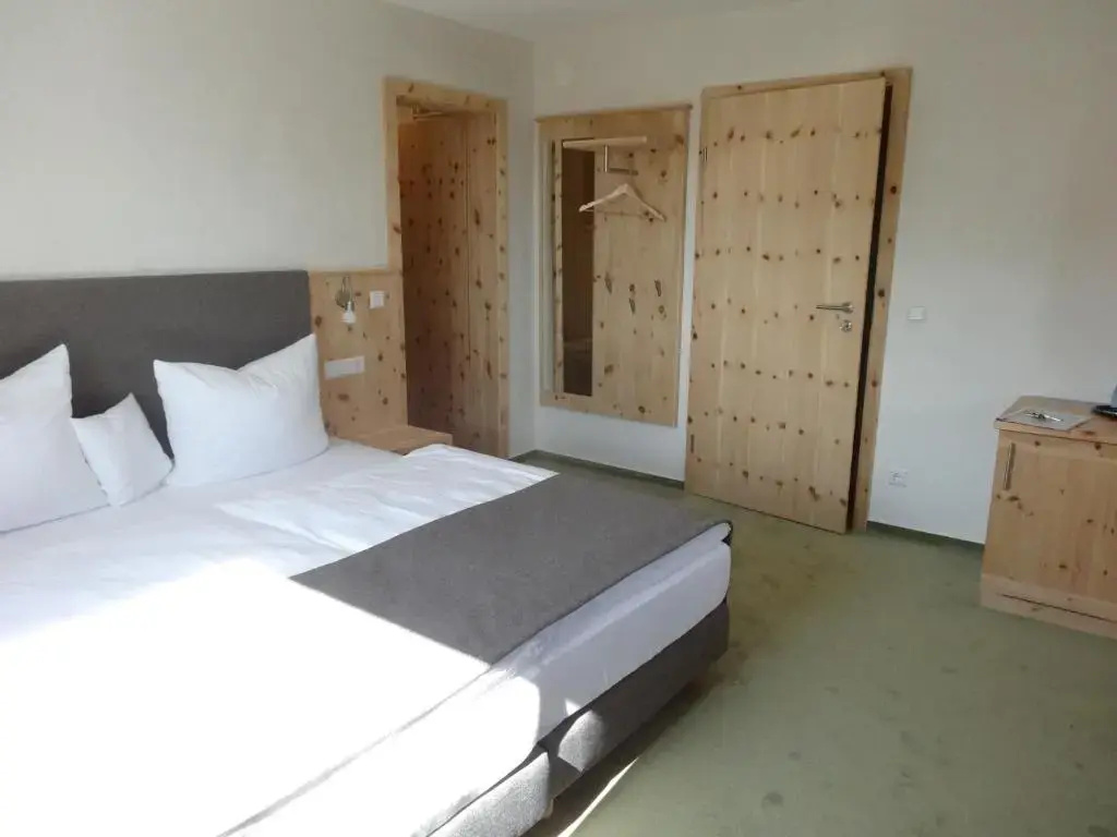Deluxe Double room (full double bed)