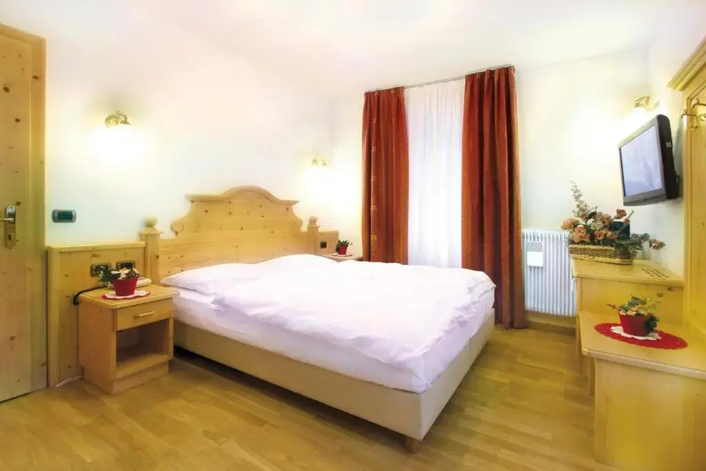 Classic Double room (full double bed)