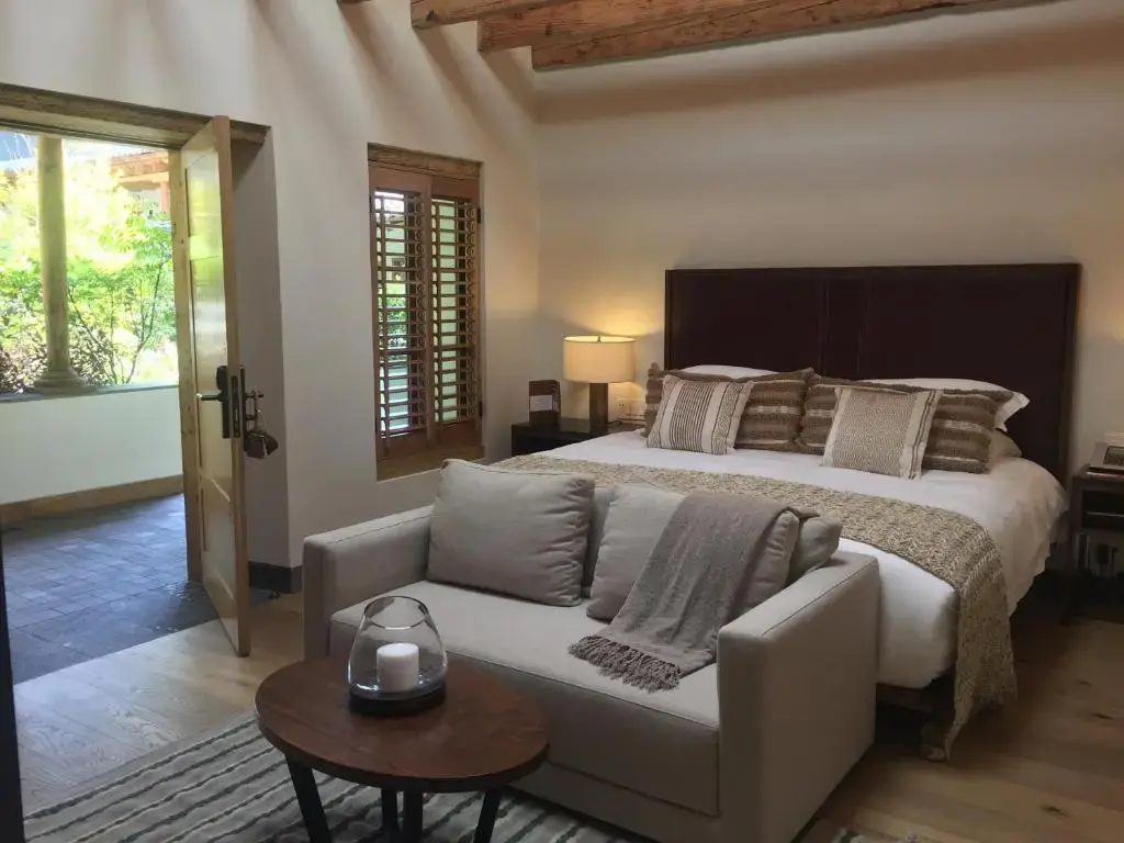 Suite with pool view