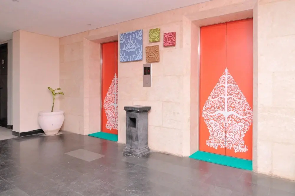 Lobby & Reception