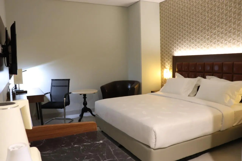 Pakons Prime Hotel Room Type - Executive Room