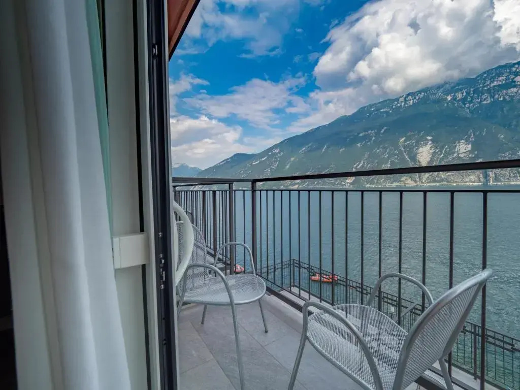 Standard Double room with balcony and with lake view (full double bed)