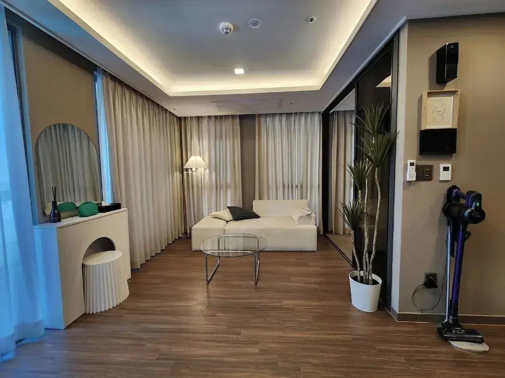 Deluxe room with partial ocean view