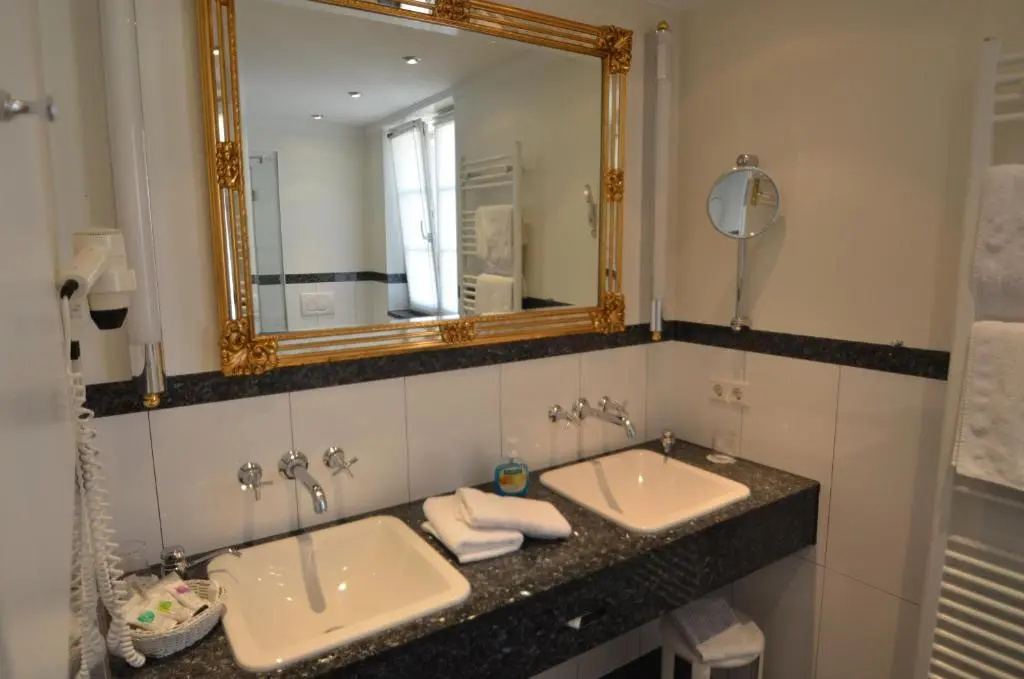 Deluxe Double room with lake view (full double bed)