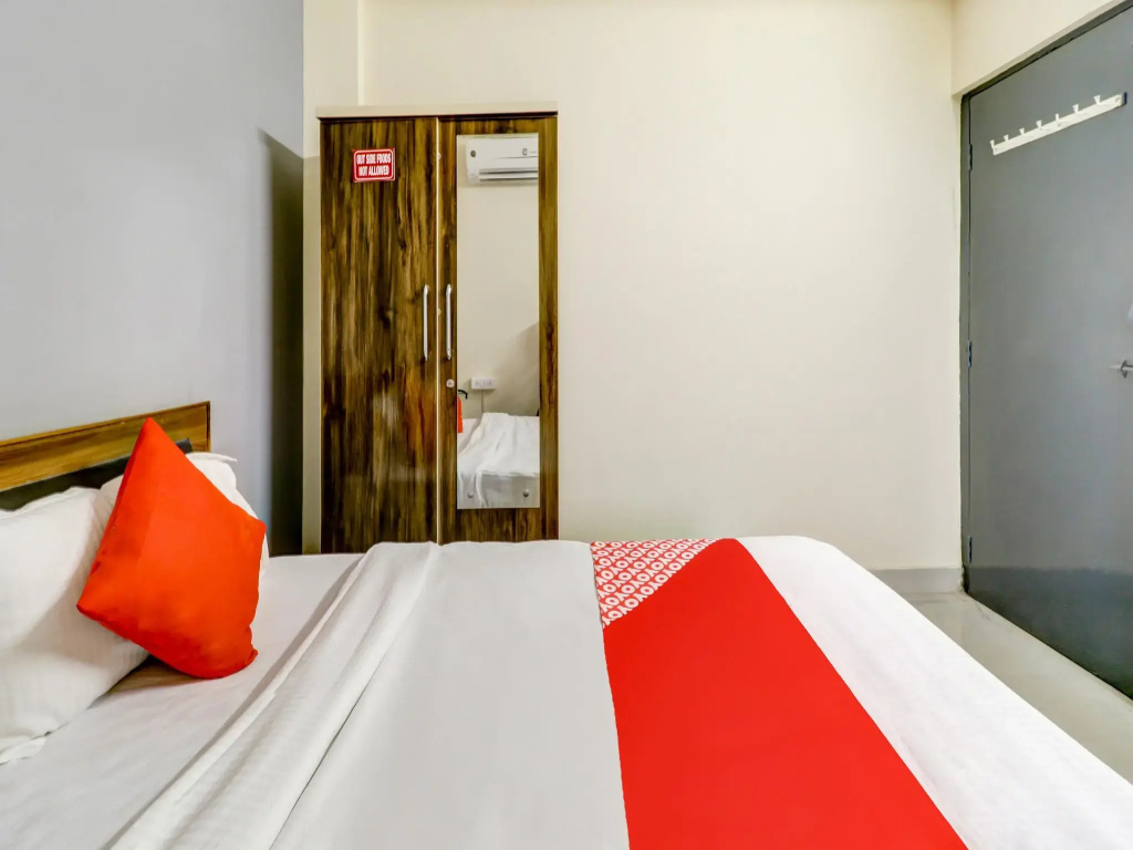The Crown Inn by OYO Rooms