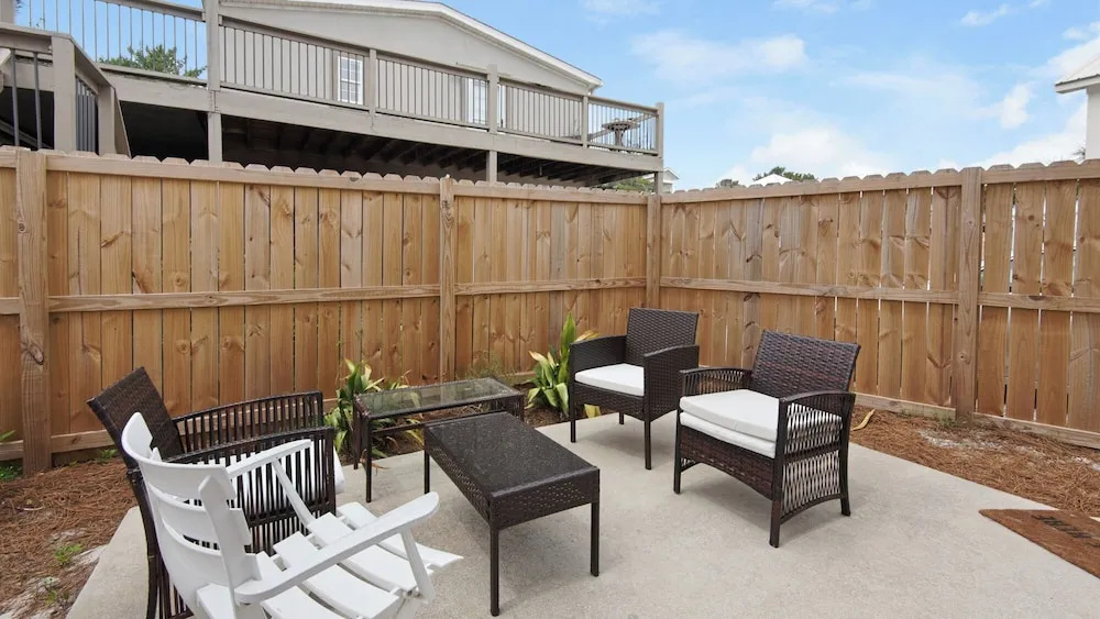 Fully Updated Beach Retreat; Minutes to Eastern Lake & Beaches