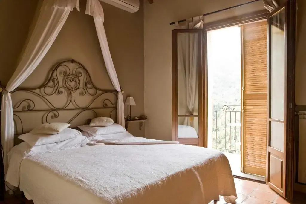 Standard Double room with balcony (full double bed)
