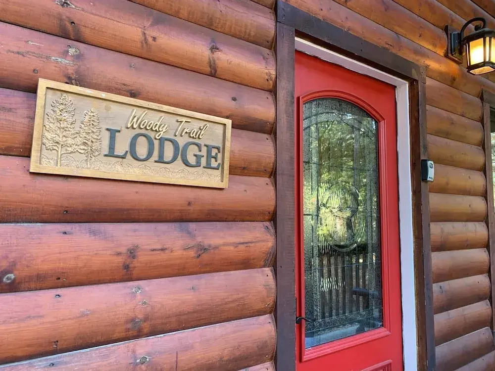 4 Mi to Beavers Bend: Cabin w/ Hot Tub & Games
