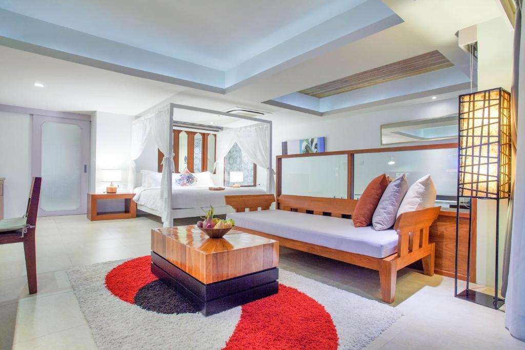 Двухместный люкс с видом на море двуспальная кровать в Отель Zenmaya Oceanfront Phuket, Trademark Collection by Wyndham