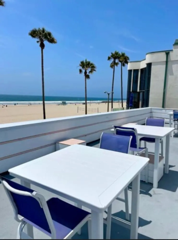 Venice on the Beach Hotel - Tap to explore photos