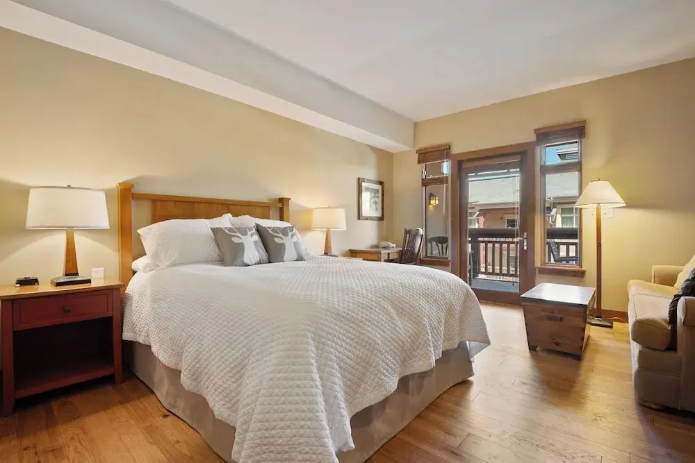 Deluxe Double room (full double bed)