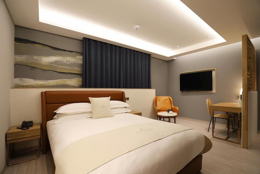 Deluxe Double room (full double bed) — room photo 2