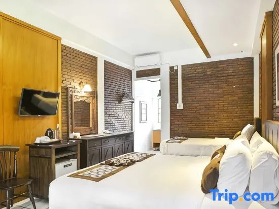 Deluxe Triple room with pool view