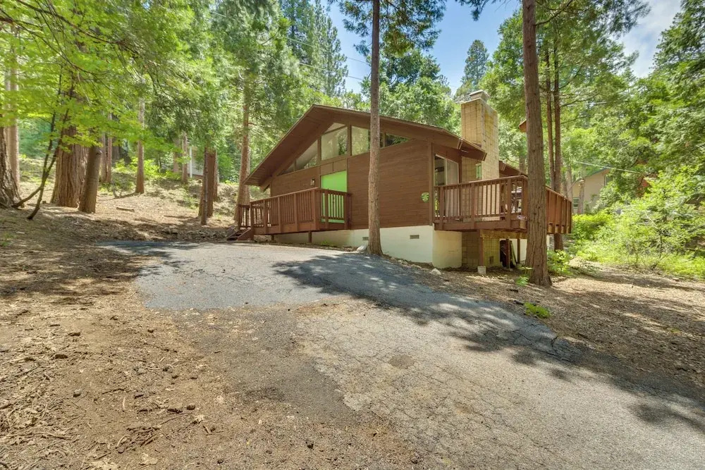 3 Mi to Lake Arrowhead: Cabin w/ Furnished Deck!