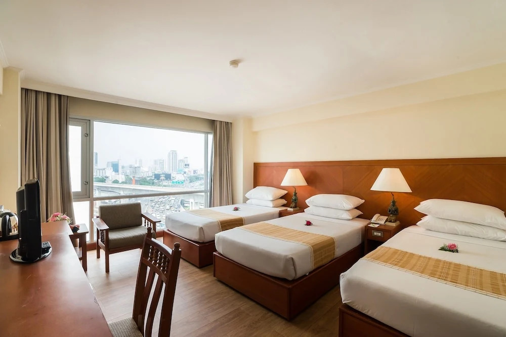 Трёхместный номер в Bangkok Palace Hotel