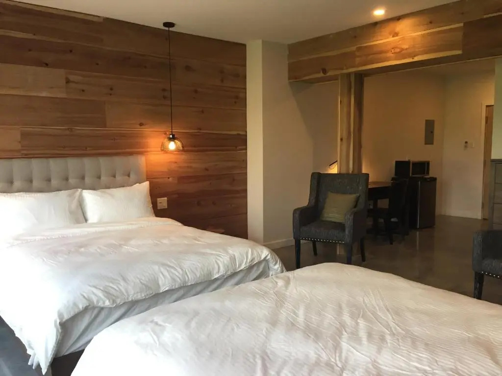 Deluxe Double room with lake view (full double bed)