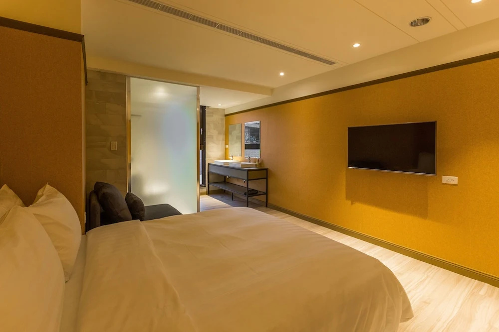 Deluxe Double room (full double bed)