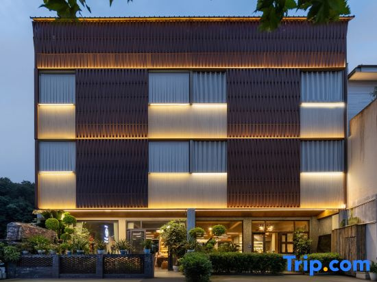 Xishan Zephyr Springs Boutique Stay with Garden & Hot Spring (Qingchengshan Railway Station)