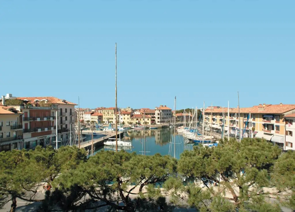 Standard Double room with harbour view (full double bed)