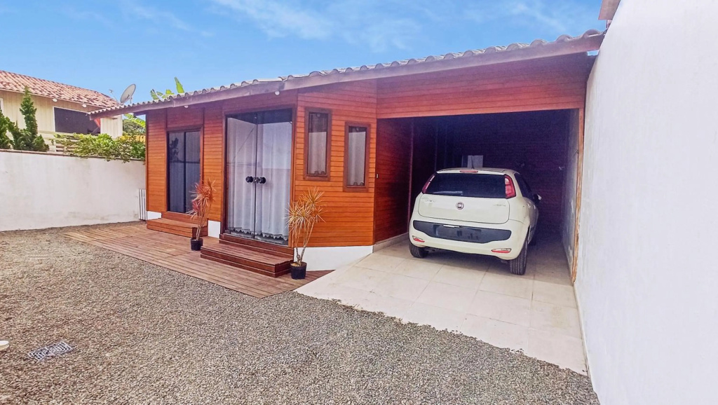 Casa a 100m da praia e a 800m do Beto Carrero