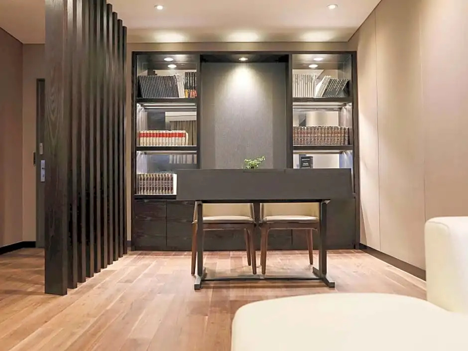 Double Suite full double bed