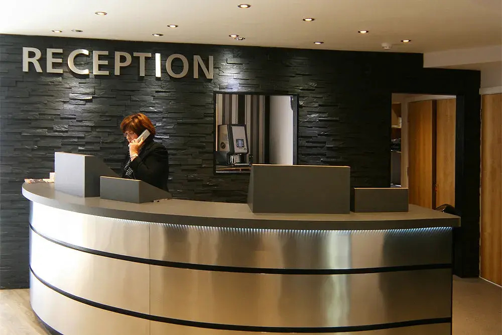 Damon's Hotel - Général