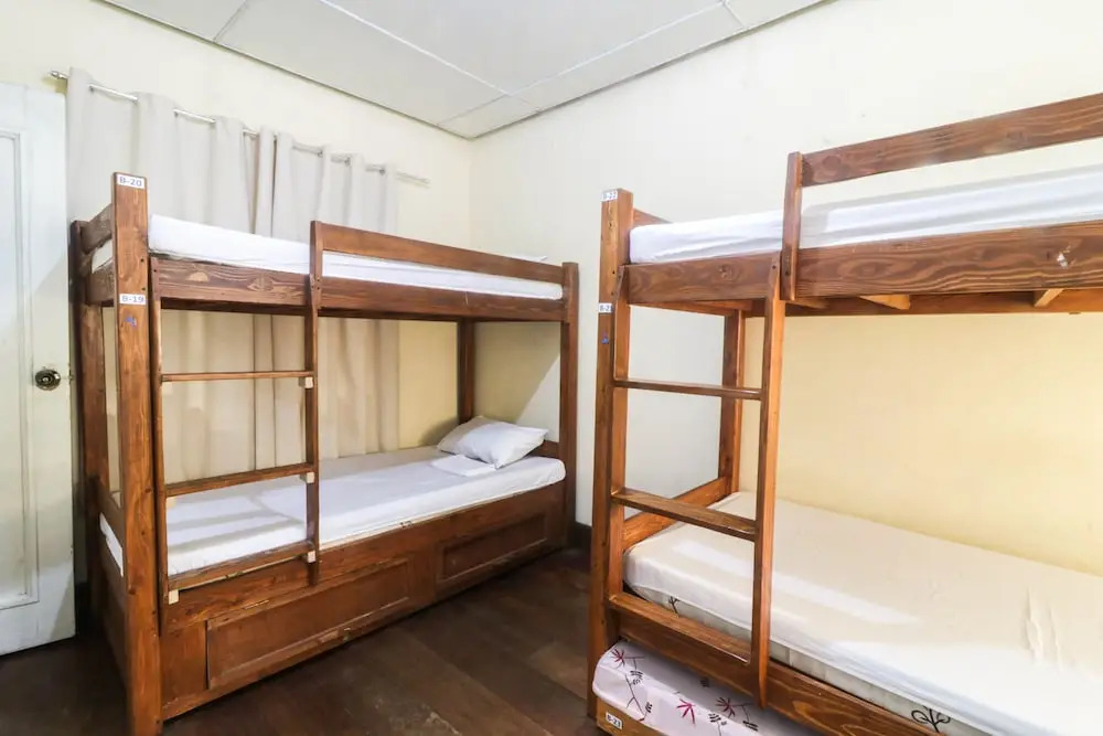 Кровать в общем номере в Kamuning Hostel