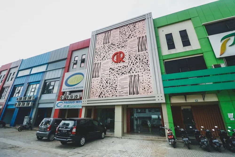 Reddoorz Plus Near Living Plaza Jababeka
