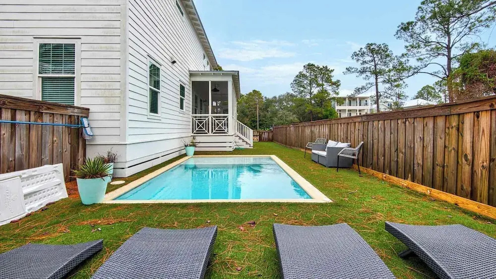 Best of Both Worlds: Pool, Golf Cart, Nearby Attractions & Steps to Beach!