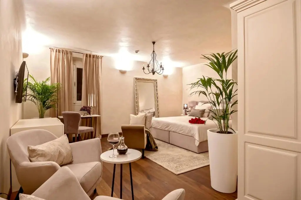 Deluxe Double room (full double bed)