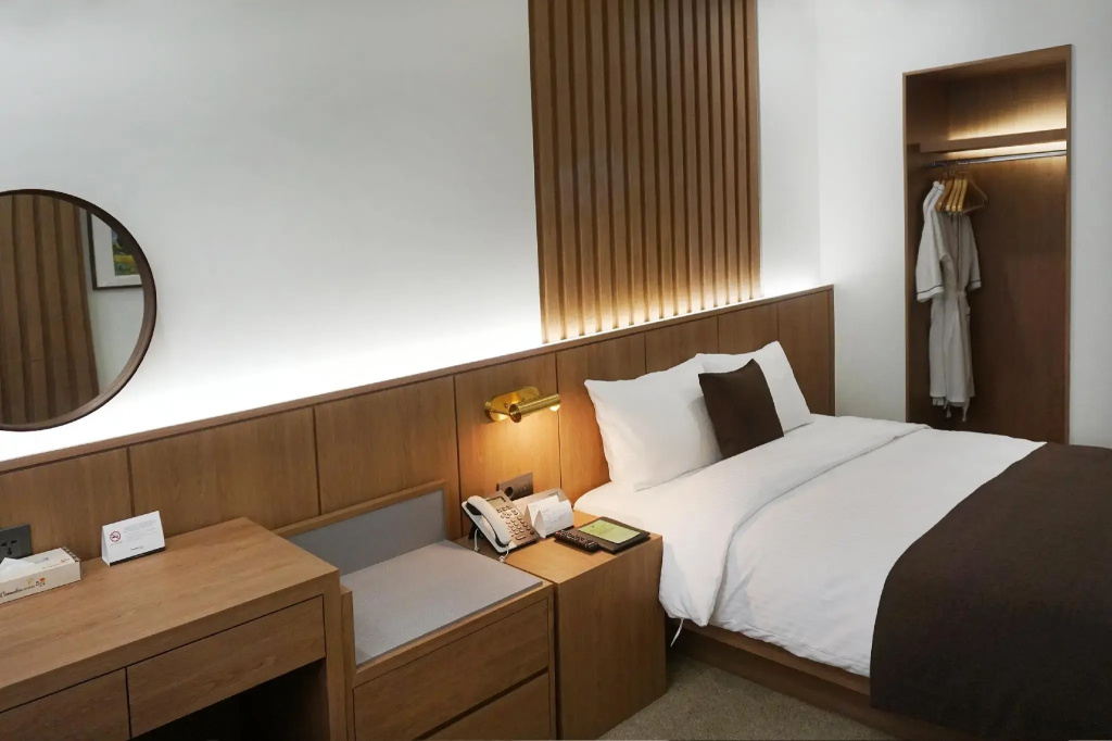 Premier Double room with city view (full double bed)