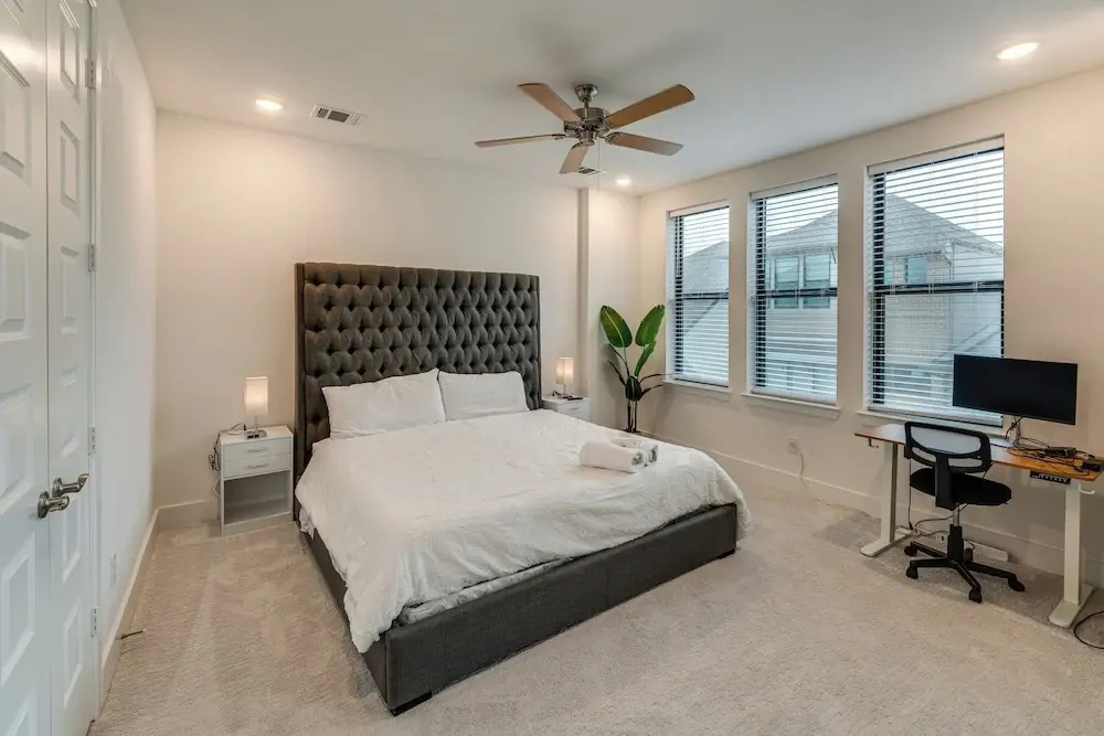10 Mi to Dtwn Dallas: Sleek Retreat w/ Balcony