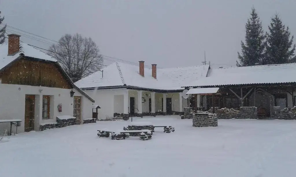 5 Bedrooms Cottage