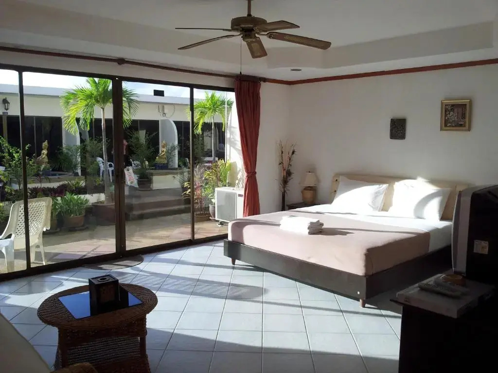 Deluxe Double room (full double bed)