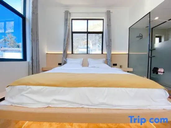 Deluxe Double Suite with lake view (full double bed)