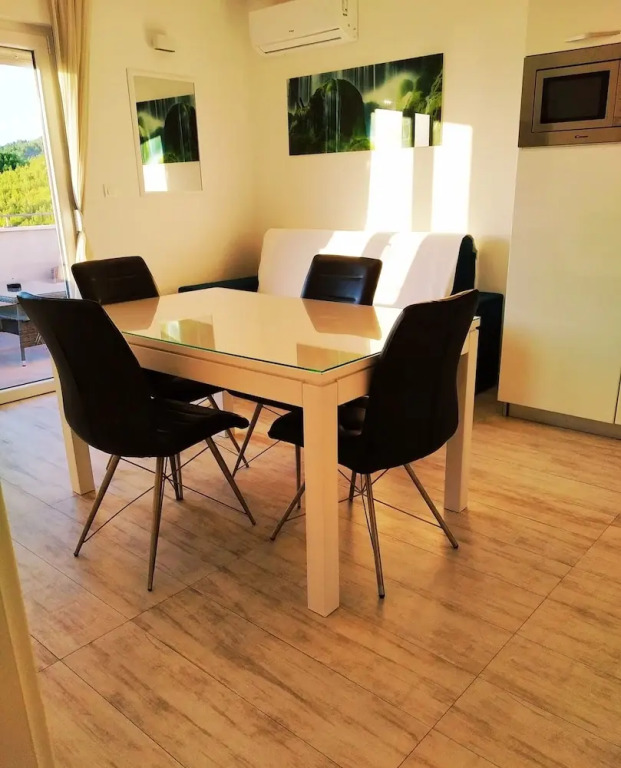 四人房，設有陽台及海景