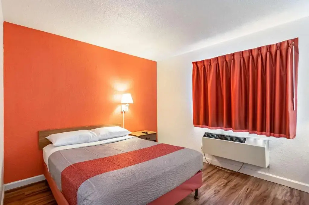 Motel 6 Naperville, IL Room Type - Standard Double room (full double bed)