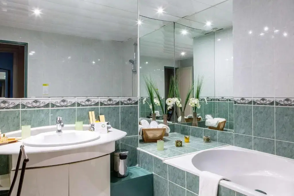 Deluxe Double room with river view (full double bed)