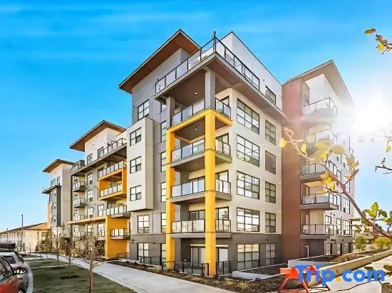 Family Stylish 1BR and Den Condo -Apartment w/City View, DT, Balcony, Parking, Laundry!