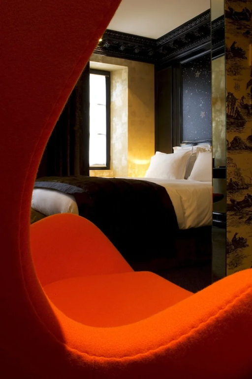 Hôtel du Petit Moulin, Haute Couture hotel by Lacroix 84