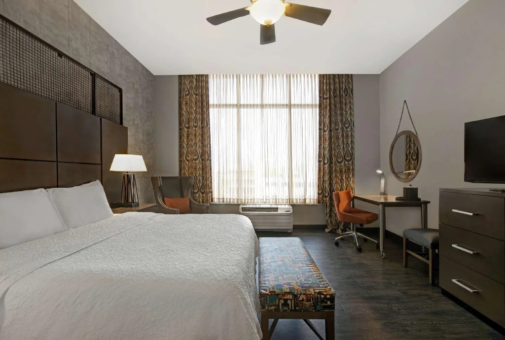 Hampton Inn & Suites Austin @ The University / Capitol - Tap to explore photos