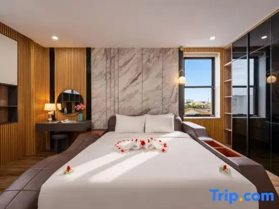 Deluxe Double room with city view (full double bed)
