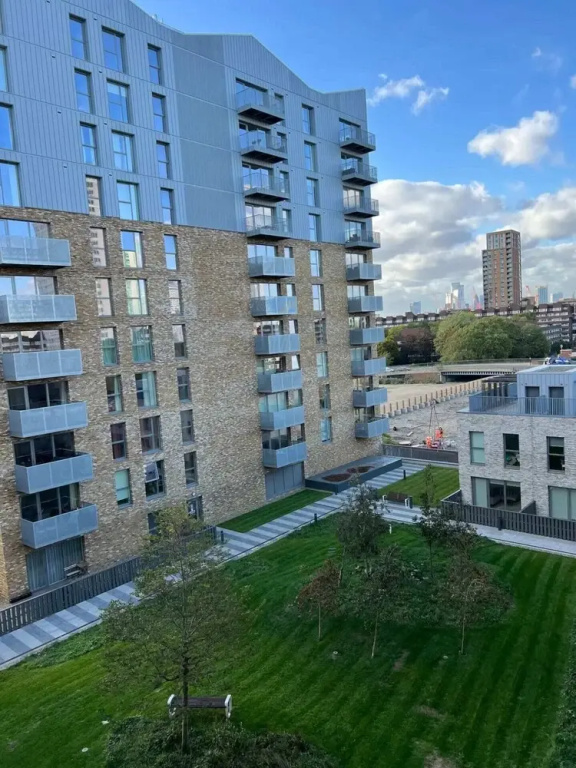 Modern 1 Bedroom Apartment With Balcony in Surrey Quays