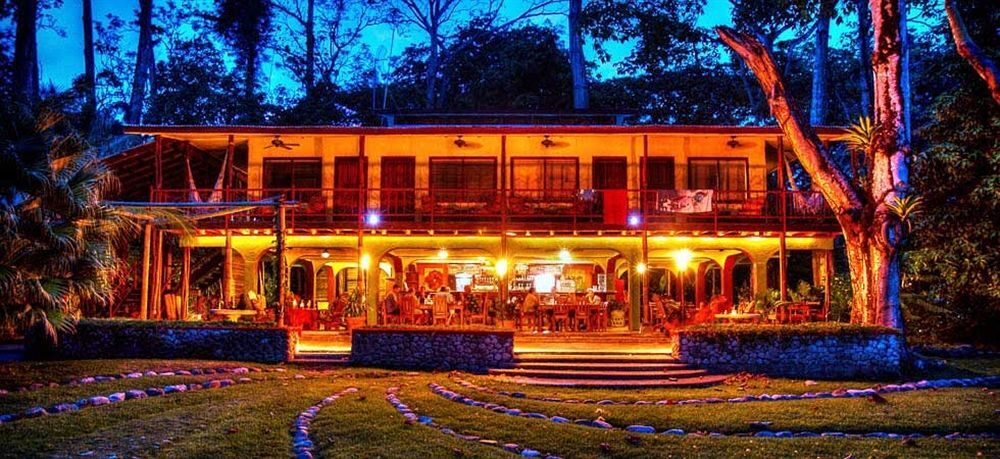 Iguana Lodge Beach Resort by null