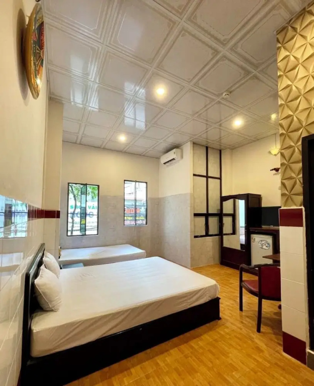 Standard Triple room with city view